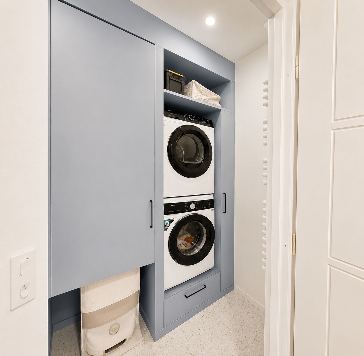 Buanderie séparée avec lave-linge, sèche-linge et rangements intégrés