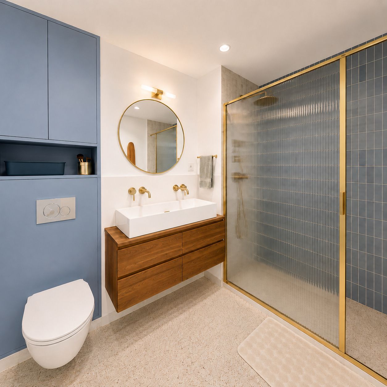 Salle d'eau rénovée avec douche, meuble vasque en bois et robinetterie dorée